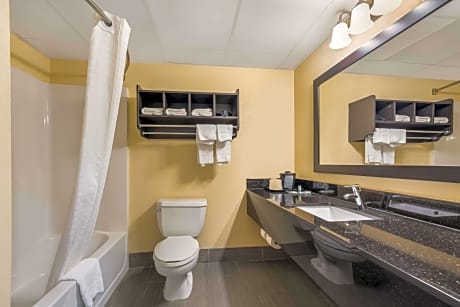SUITE-2 QUEEN BEDS,NSMK,HISPD,MICR,FRIG,SEP LVG AREA,SOFABD,FULL BREAKFAST