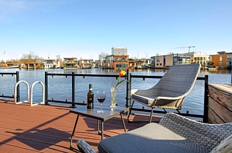 Houseboat studio with canalview and free bikes