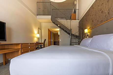 Distinctive suite with 1 King bed and 1 Queen bed
