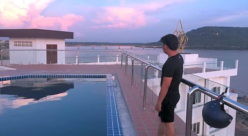 Intouch Riverside Hotel