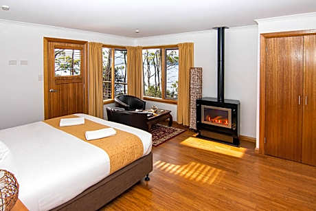Lakeside Studio with Spa Bath