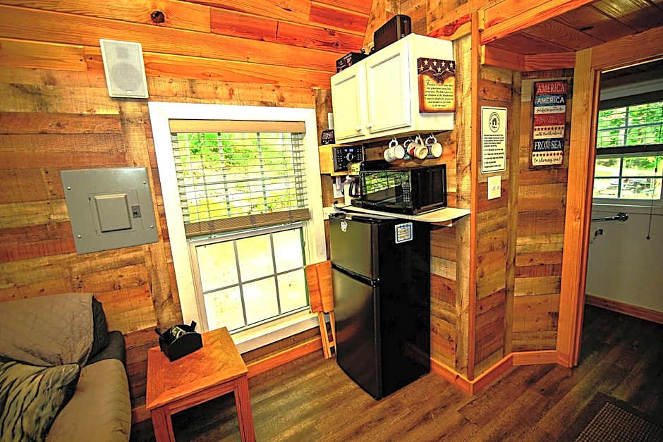The Americana - Parker Creek Bend Cabins