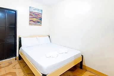 Golden Sunrise Hotel I by RedDoorz