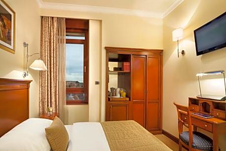 Queen Room (1 Adult)