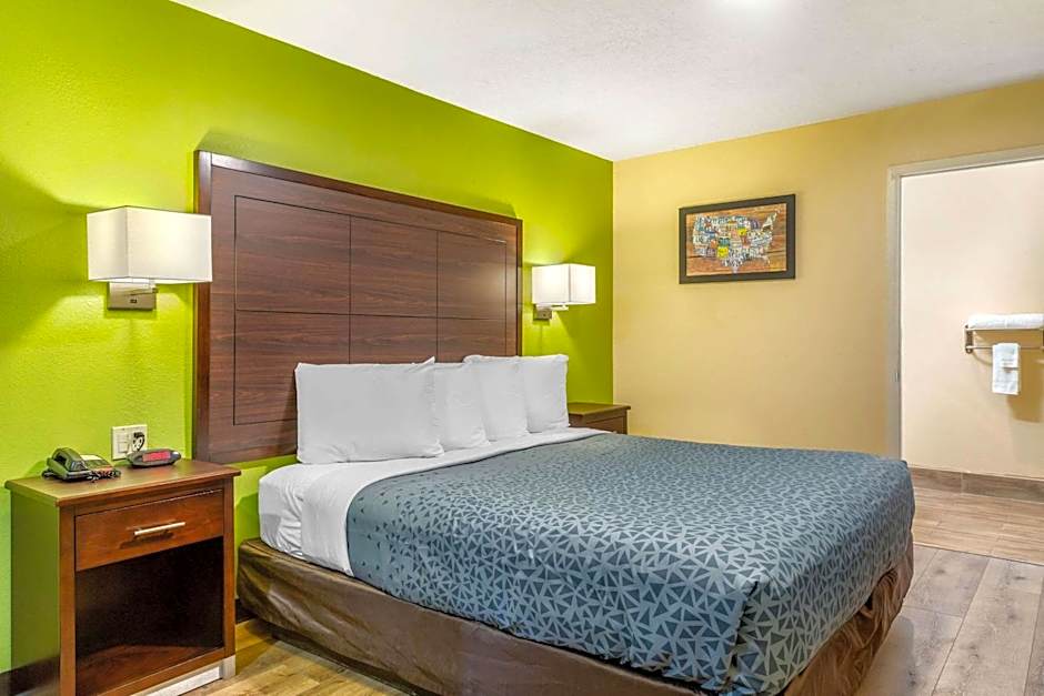 Econo Lodge West - Coors Blvd