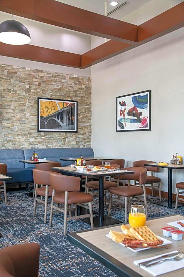 Hyatt Place Riverside Downtown