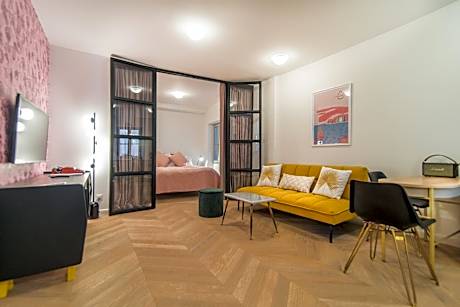 Deluxe Studio with External Access