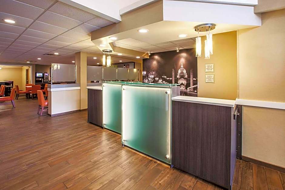 La Quinta Inn & Suites by Wyndham Mechanicsburg - Harrisburg