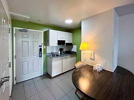 2 Full Beds | Non-Smoking, Kitchen