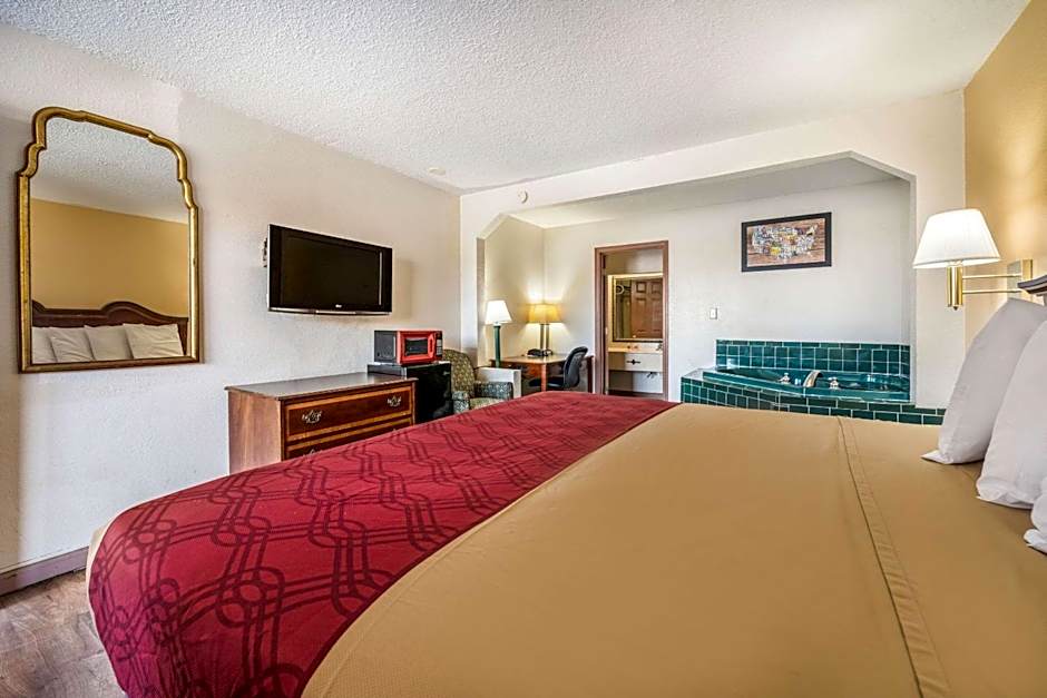 Econo Lodge  Inn & Suites Macon West