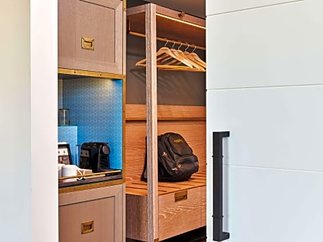 1 king premium-city view-hearing accessible
