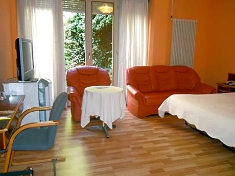 Backyard Economy Triple Room