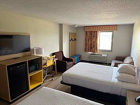 Deluxe Queen Room with Two Queen Beds - Non-Smoking