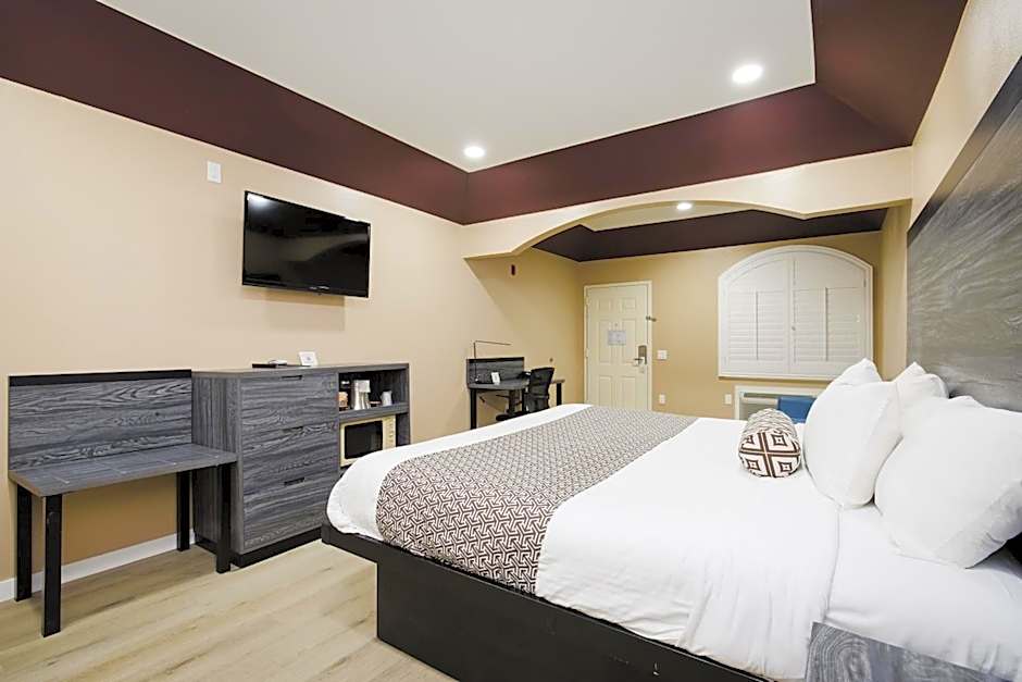 Sapphire Inn & Suites