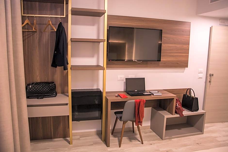 8room hotel