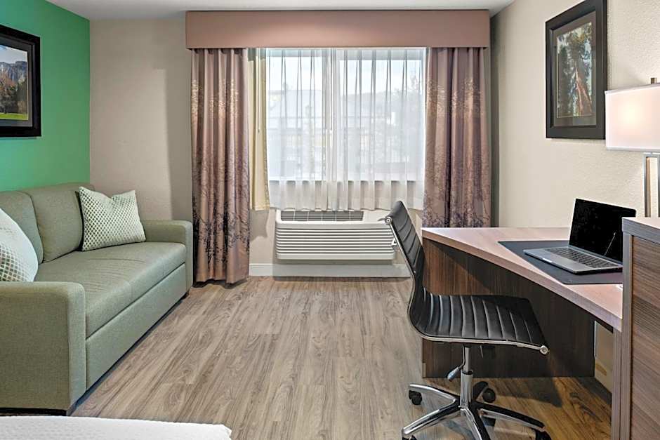 Yosemite Southgate Hotel & Suites