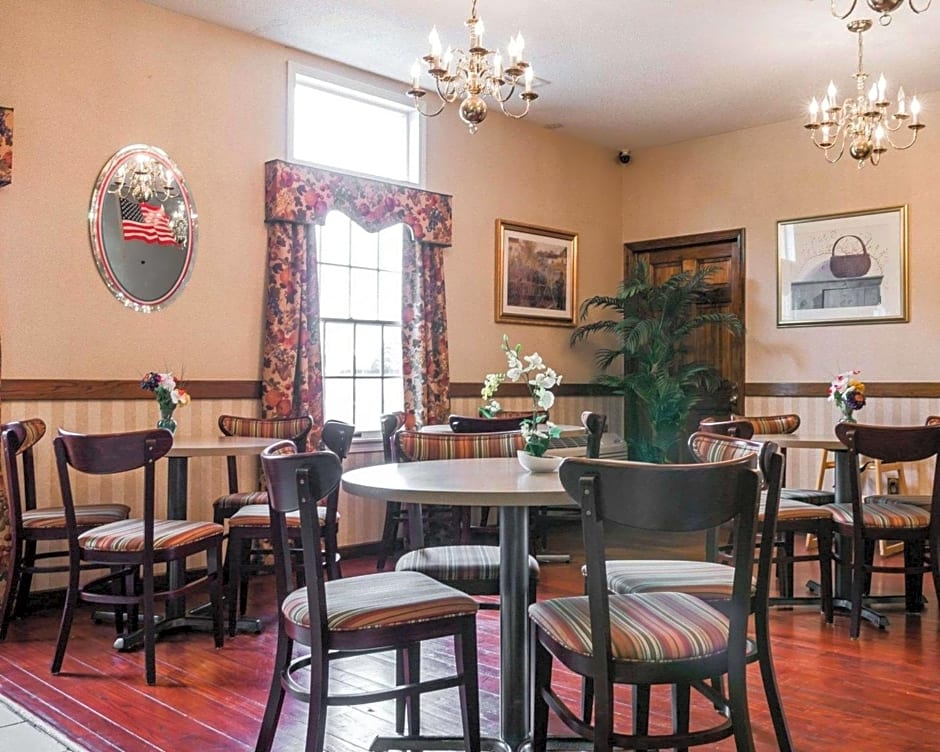 Econo Lodge Inn & Suites
