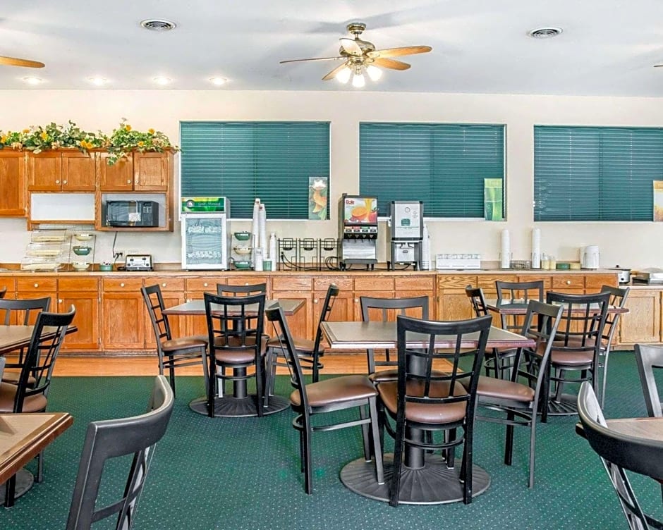 Quality Inn & Suites Mackinaw City Beachfront