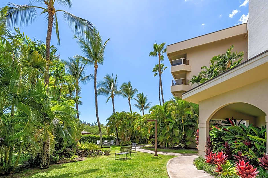 Renovated Condo - 3 Min Walk to Toes in the Sand!