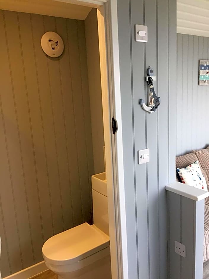 Allibella Shepherds Hut, Amazing Seaview, Private garden, Pet Friendly