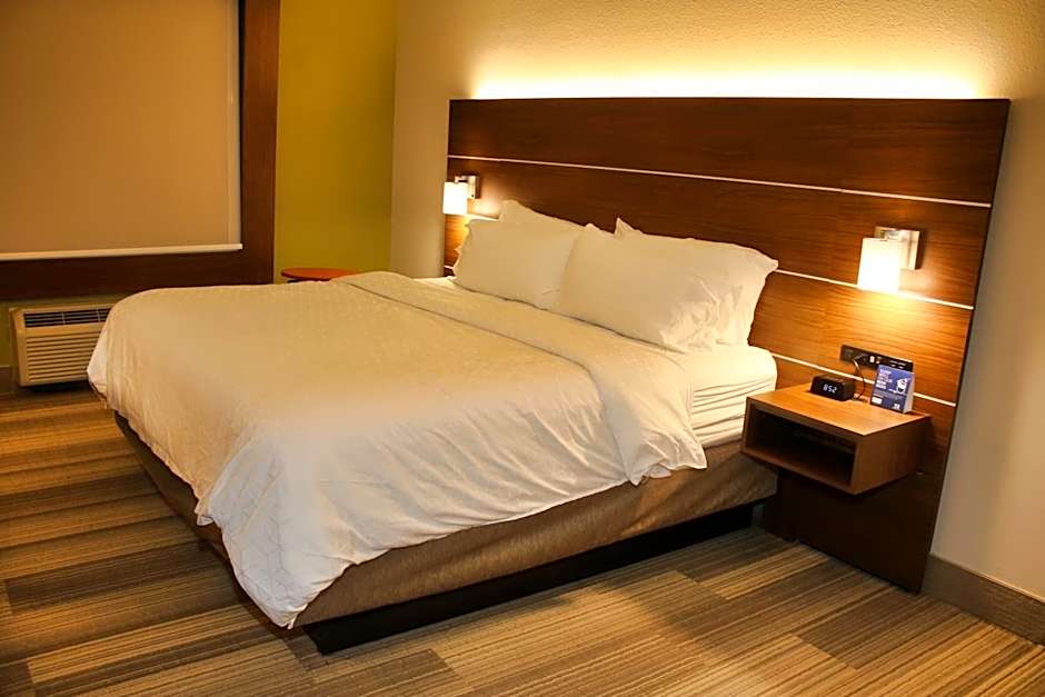 Holiday Inn Express & Suites Douglas By IHG