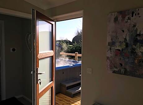 Holiday Homes for 6 Guests With Hot Tub