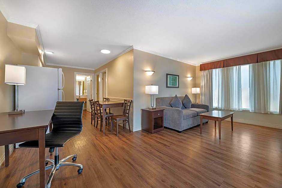 Econo Lodge Inn & Suites