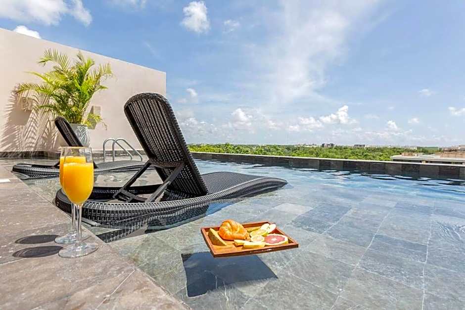 Frida's Artsy Condo with own mural, outdoor tub & rooftop pool