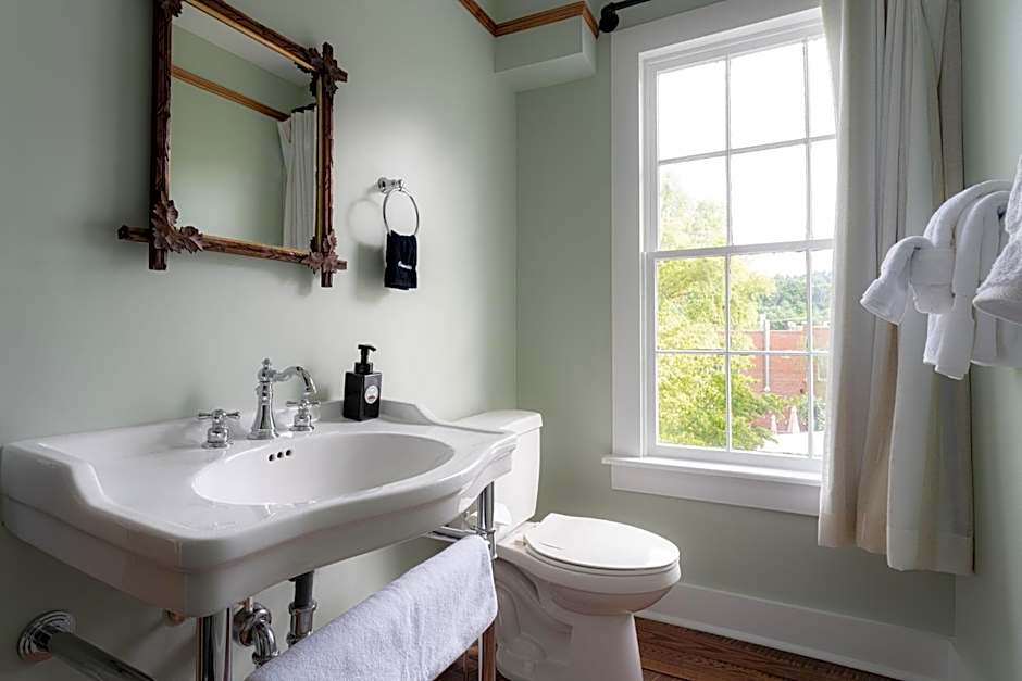 The NuWray Hotel & Carriage House