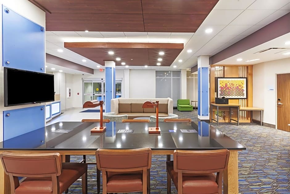 Holiday Inn Express & Suites - Lenexa - Overland Park Area By IHG
