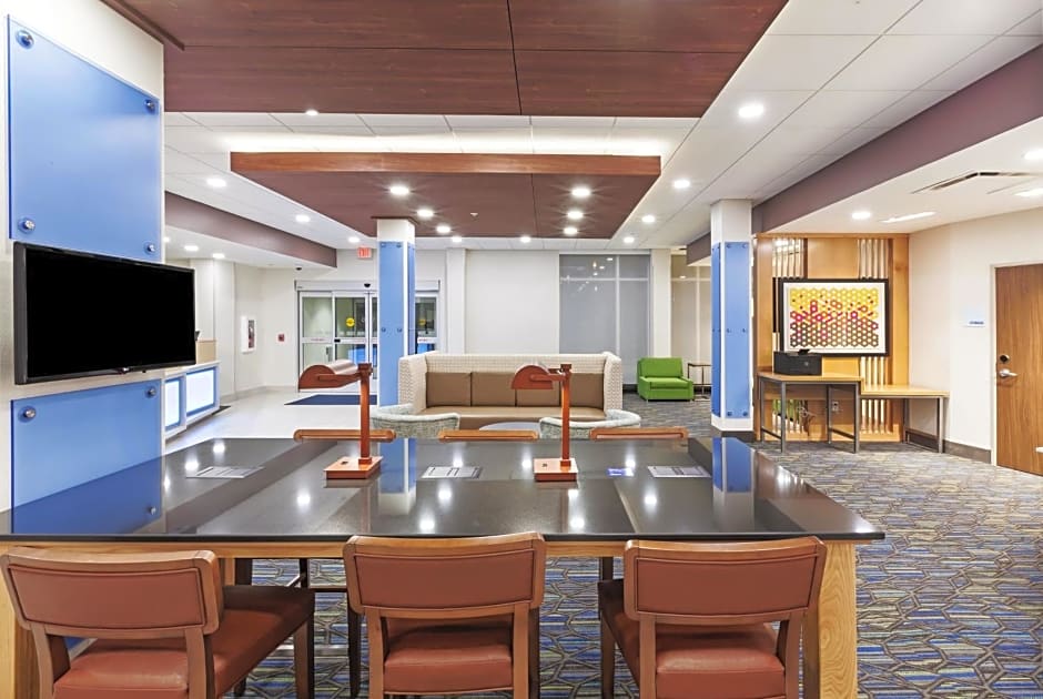 Holiday Inn Express & Suites - Lenexa - Overland Park Area