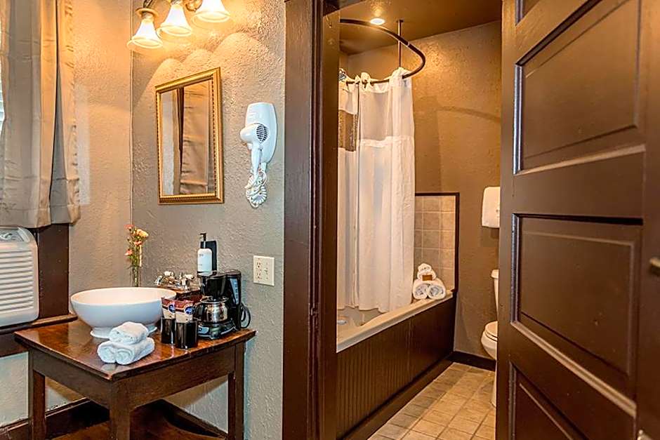 1905 Basin Park Hotel