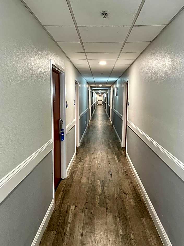 Days Inn & Suites by Wyndham Lakeland