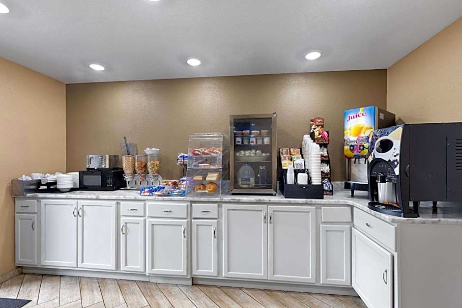 Super 8 by Wyndham Paducah I-24 Exit 4