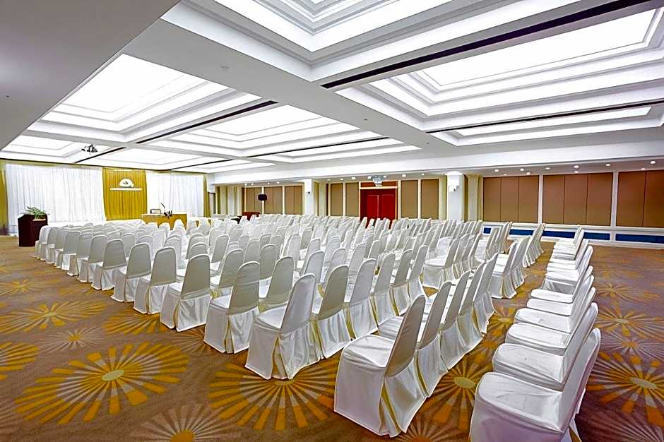 Cross Vibe Bangkok Srinakarin