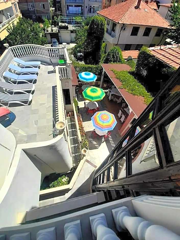 Family Hotel Flora