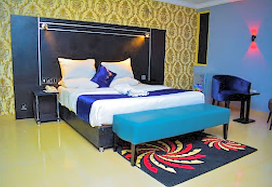 Monarchs Luxury Palace Hotel