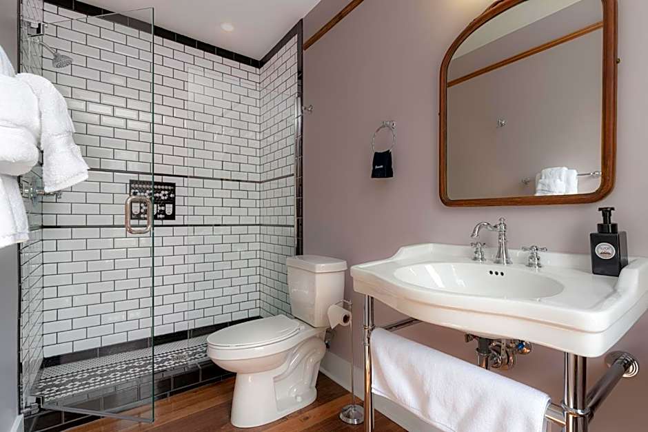 The NuWray Hotel & Carriage House