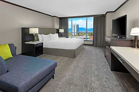 King Room with Roll-In Shower - Mobility Access