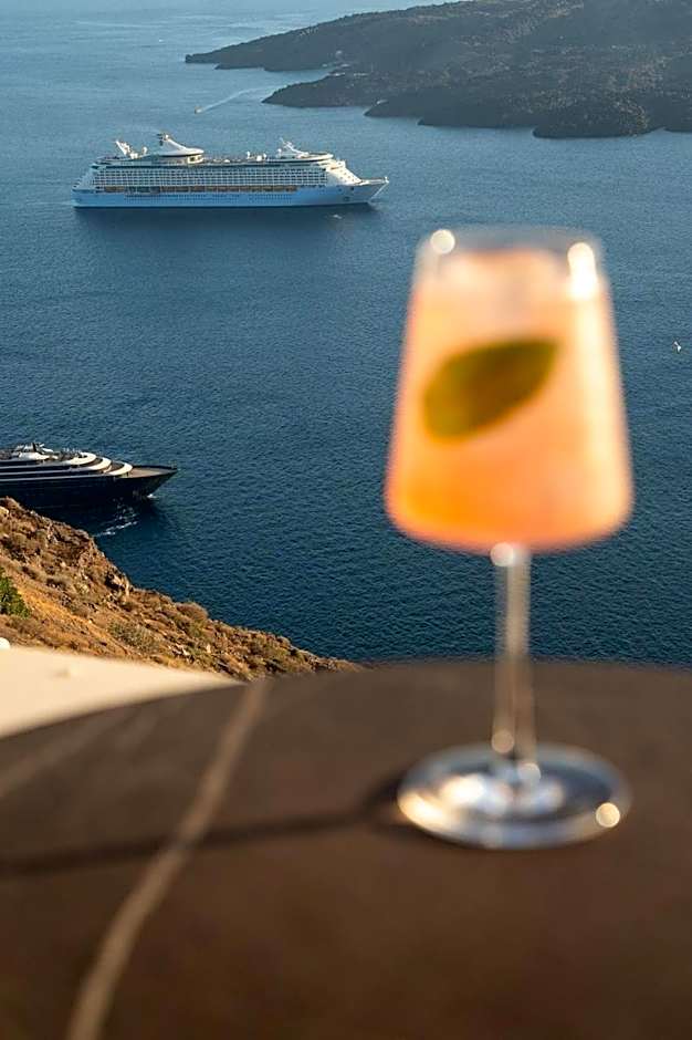 Sun Rocks Boutique Hotel - Caldera View Suites & Sunset Dining Experience