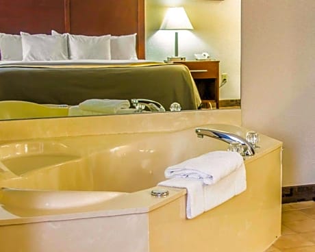 King Room with Accessible Tub - Accessible/Non-Smoking