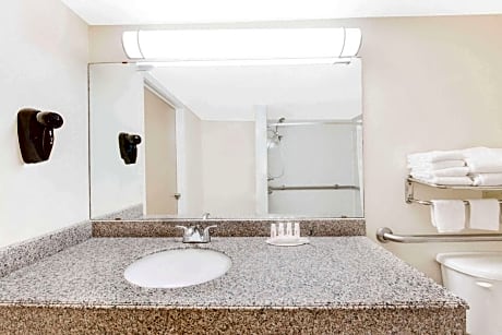 King Room with Bath Tub - Mobility/Hearing Accessible - Non-Smoking