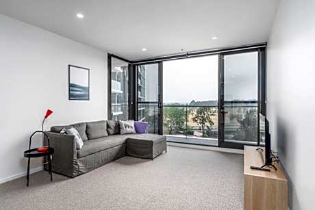 Stylish Phillip apartment with gym and pool - Hosted by CanStay