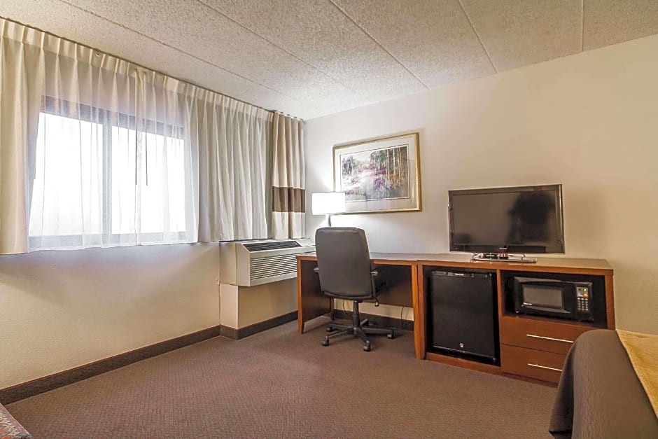 Comfort Inn & Suites Madison - Airport