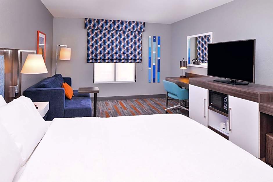 Photo 1 of 4 of 1 King Bed with Sofabed