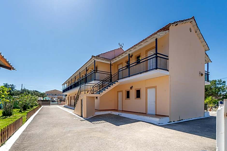 Sandy Beach Complex - Poolside Studios & Seaside Apartments