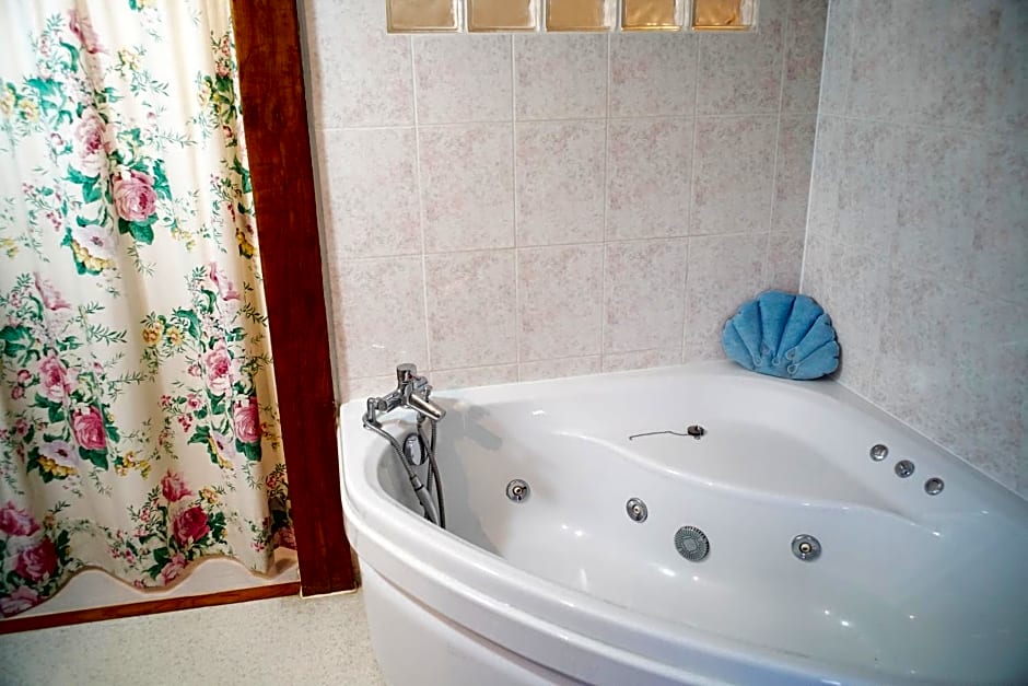 3 Roses – Villeneuve-sur-Yonne, NV