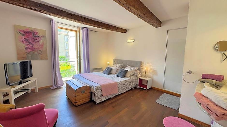 L'AMARILYS chambre d'hôte au coeur du village, terrasse avec vue sur le château