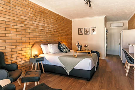 Deluxe King Room (No Pets)