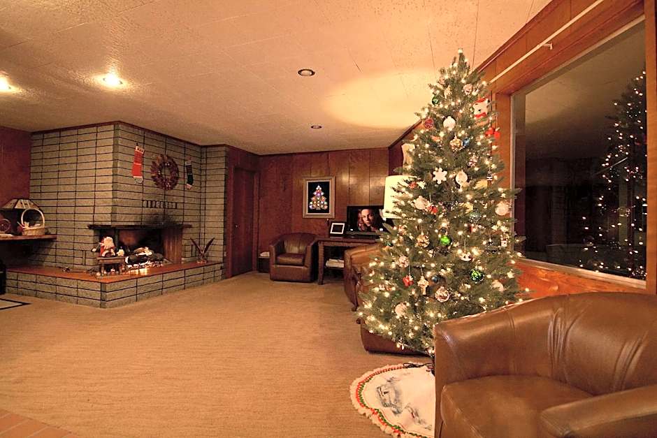 Curly Redwood Lodge